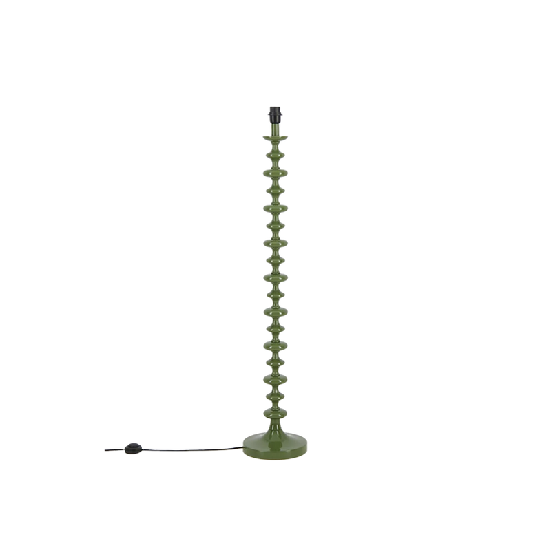 Lámpara de pie verde con base y pantalla de mimbre, cable lateral