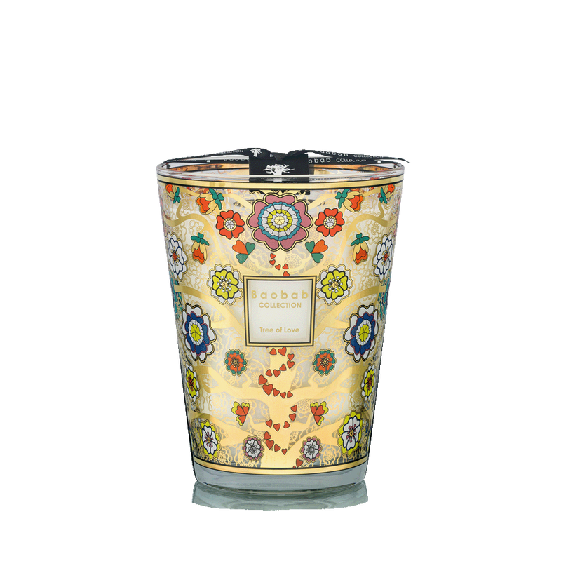 Vela aromática en vaso de vidrio con patrón de flores, corazones y etiqueta central