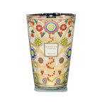 Vela aromática en vaso de vidrio decorado con flores y corazones, vista frontal
