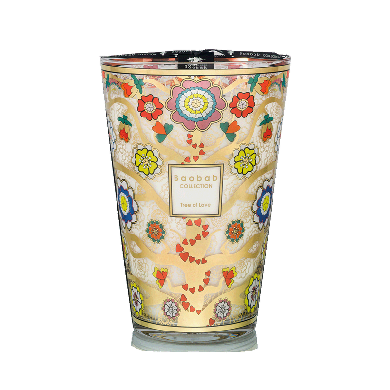 Vela aromática en vaso de vidrio decorado con flores y corazones, vista frontal