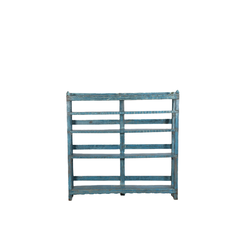 Librería de madera con pátina azul, frentes ranurados y estantes abiertos