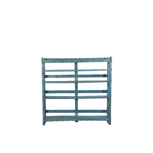 Librería de madera con pátina azul, frentes ranurados y estantes abiertos