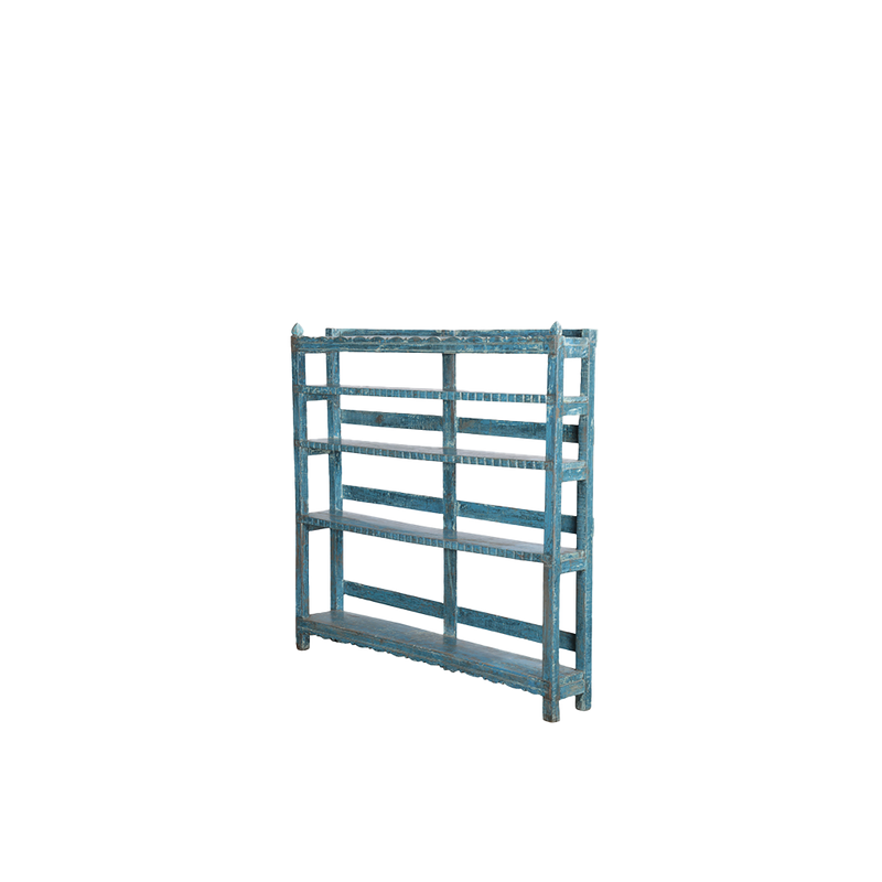 Librería de madera con pátina azul, vista en ángulo con estantes abiertos