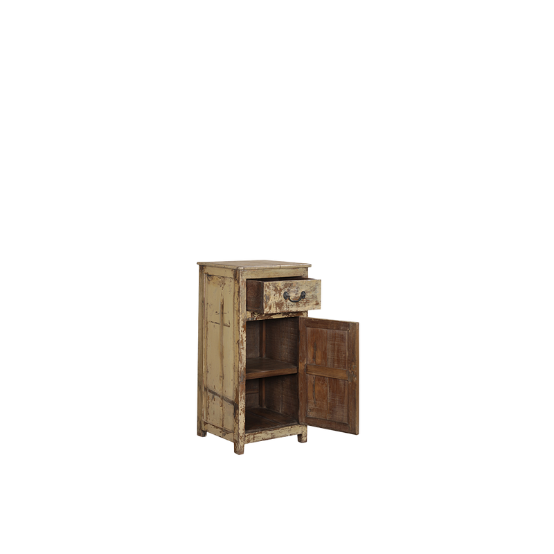 Mesita de noche de madera envejecida con cajón y puerta abierta, interior visible.