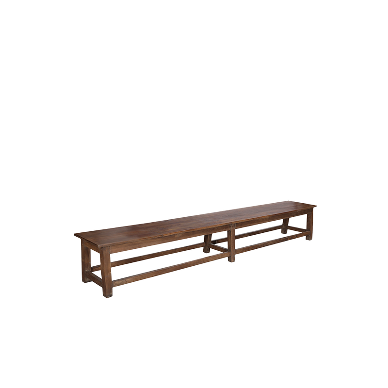 Banco largo de madera vista lateral, tablero rectangular y patas robustas
