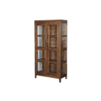Vitrina de madera marrón con puertas de cristal y estantes en el interior.