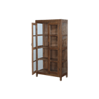 Vitrina de madera marrón con puerta de cristal abierta y estantes interiores.