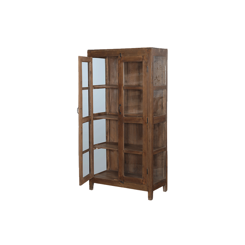 Vitrina de madera marrón con puerta de cristal abierta y estantes interiores.
