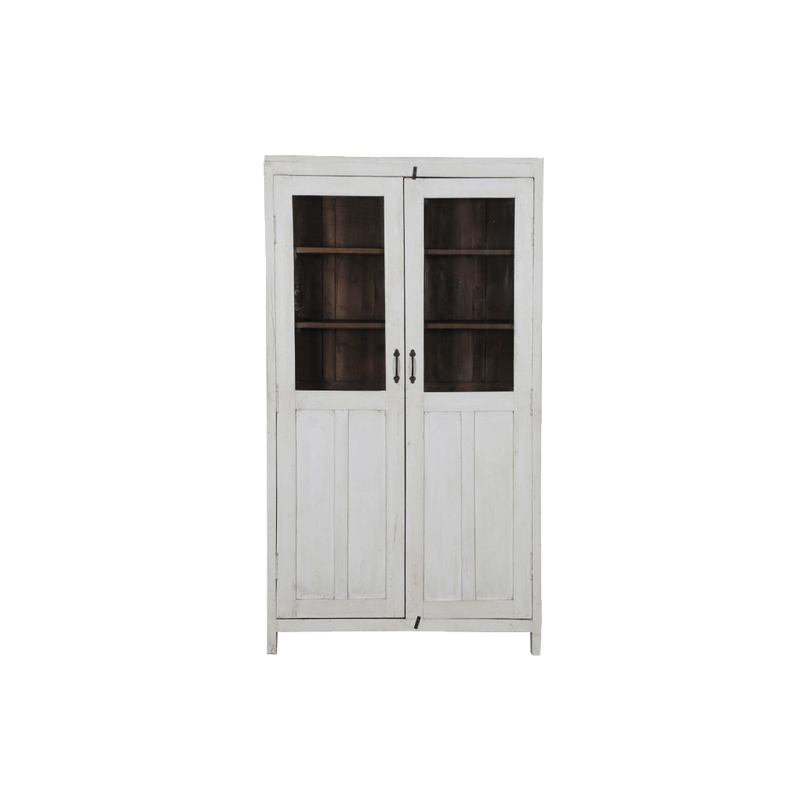 Vitrina de madera blanca con dos puertas de vidrio y estantes interiores oscuros