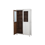 Vitrina de madera blanca con una puerta abierta y repisas interiores de madera oscura
