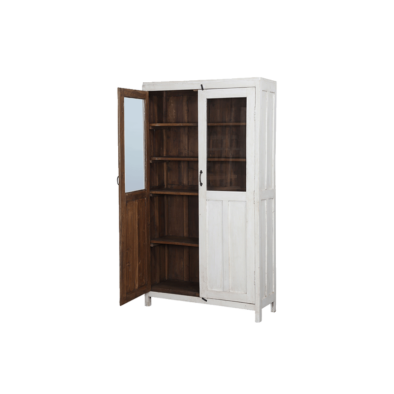 Vitrina de madera blanca con una puerta abierta y repisas interiores de madera oscura