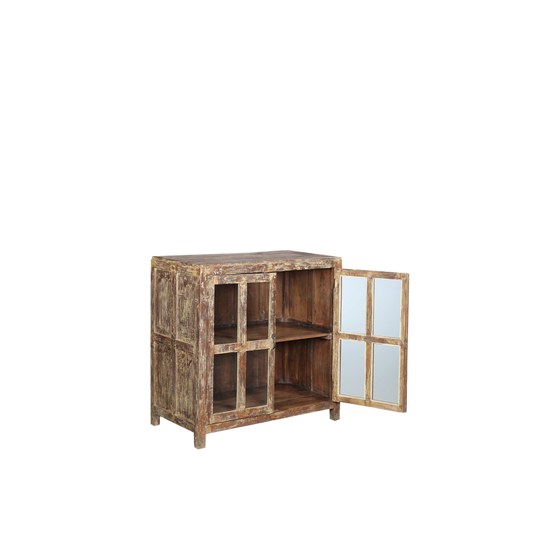 Aparador de madera con puertas de cristal abiertas, mostrando el interior con estantes