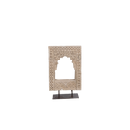Adorno de piedra tallada con ventana arqueada y base sobre soporte