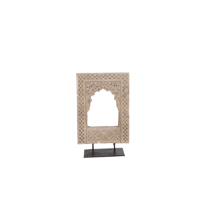 Adorno de piedra tallada con ventana arqueada y base sobre soporte