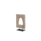 Adorno de piedra beige con relieve geométrico y ventana arqueada en soporte