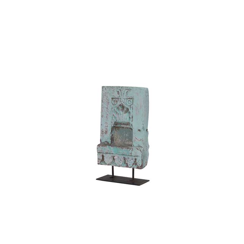 Adorno de piedra Indian Treasures turquesa con textura envejecida y base metálica
