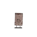 Adorno de piedra rosa en soporte metálico, rostro tallado y textura envejecida