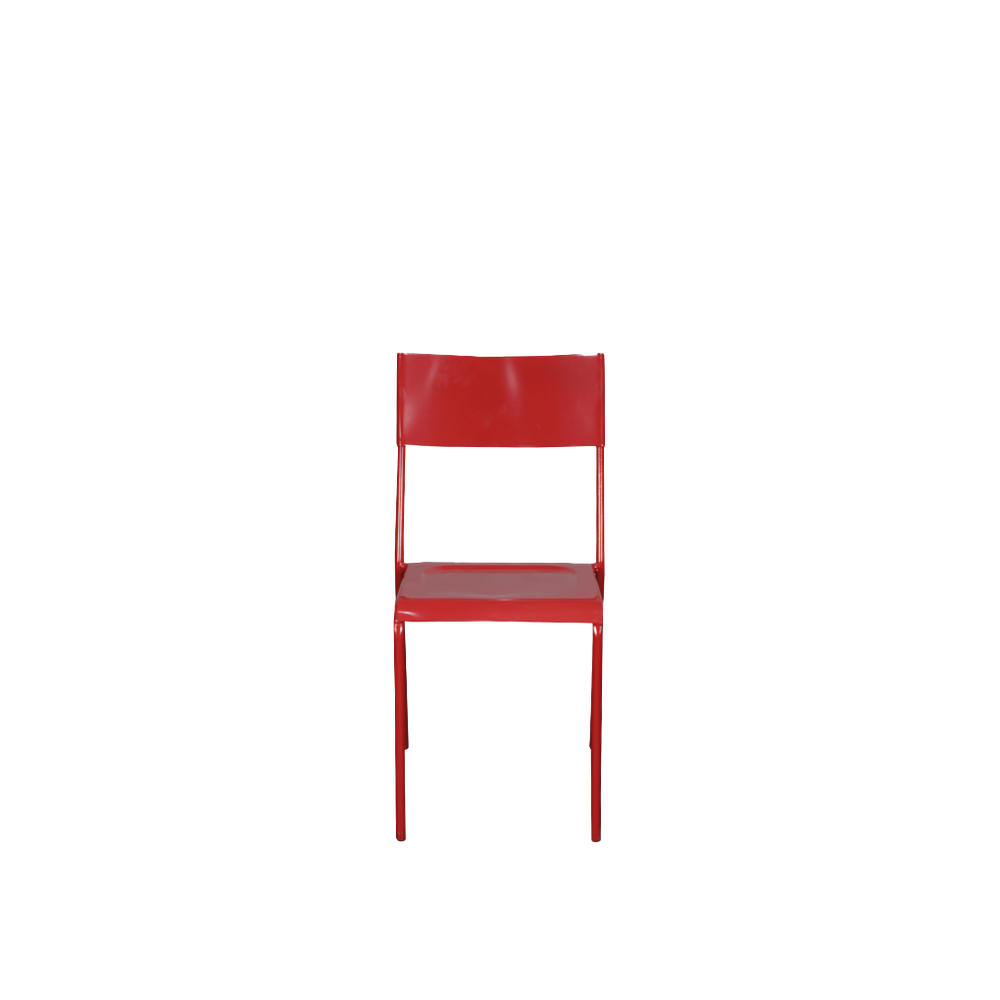 Silla de hierro roja con respaldo y asiento rectangulares, patas metálicas.