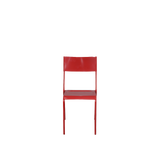 Silla de hierro roja con respaldo y asiento rectangulares, patas metálicas.