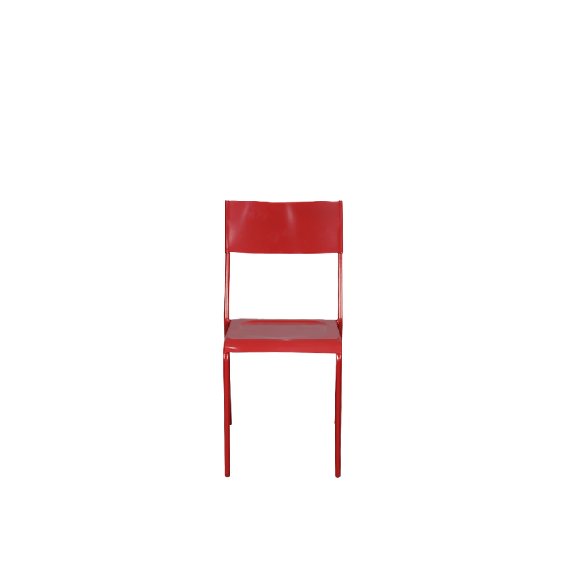 Silla de hierro roja con respaldo y asiento rectangulares, patas metálicas.