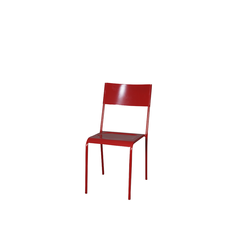 Silla metálica roja con respaldo alto y asiento plano; estructura tubular.