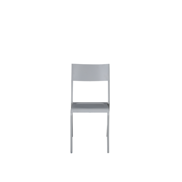 Silla de hierro blanca con asiento y respaldo rectangulares
