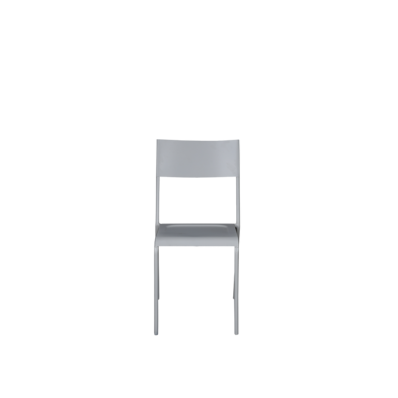 Silla de hierro blanca con asiento y respaldo rectangulares
