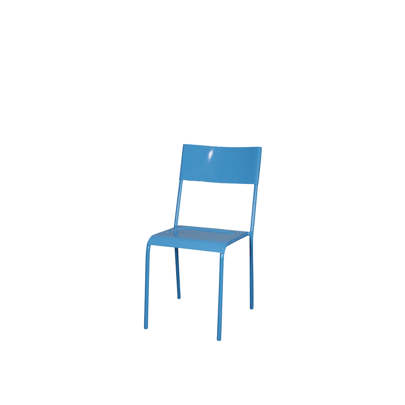 Silla de hierro azul claro con asiento y patas delgadas, vista lateral
