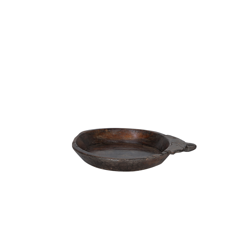 Cuenco de madera marrón oscuro, forma ovalada y borde irregular, con saliente lateral