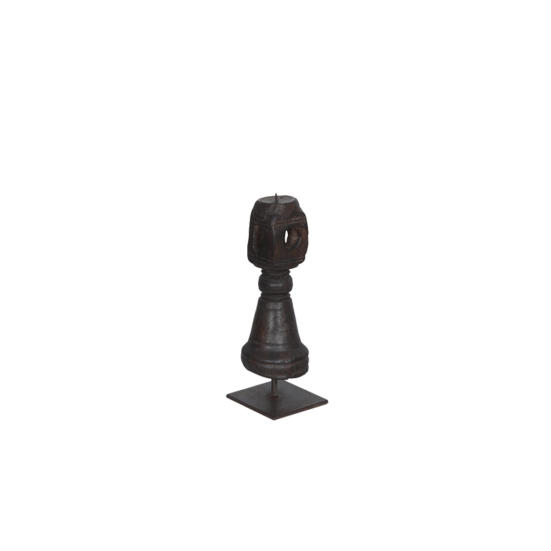 Candelabro de madera tallada oscura con portavelas lateral y base pentagonal