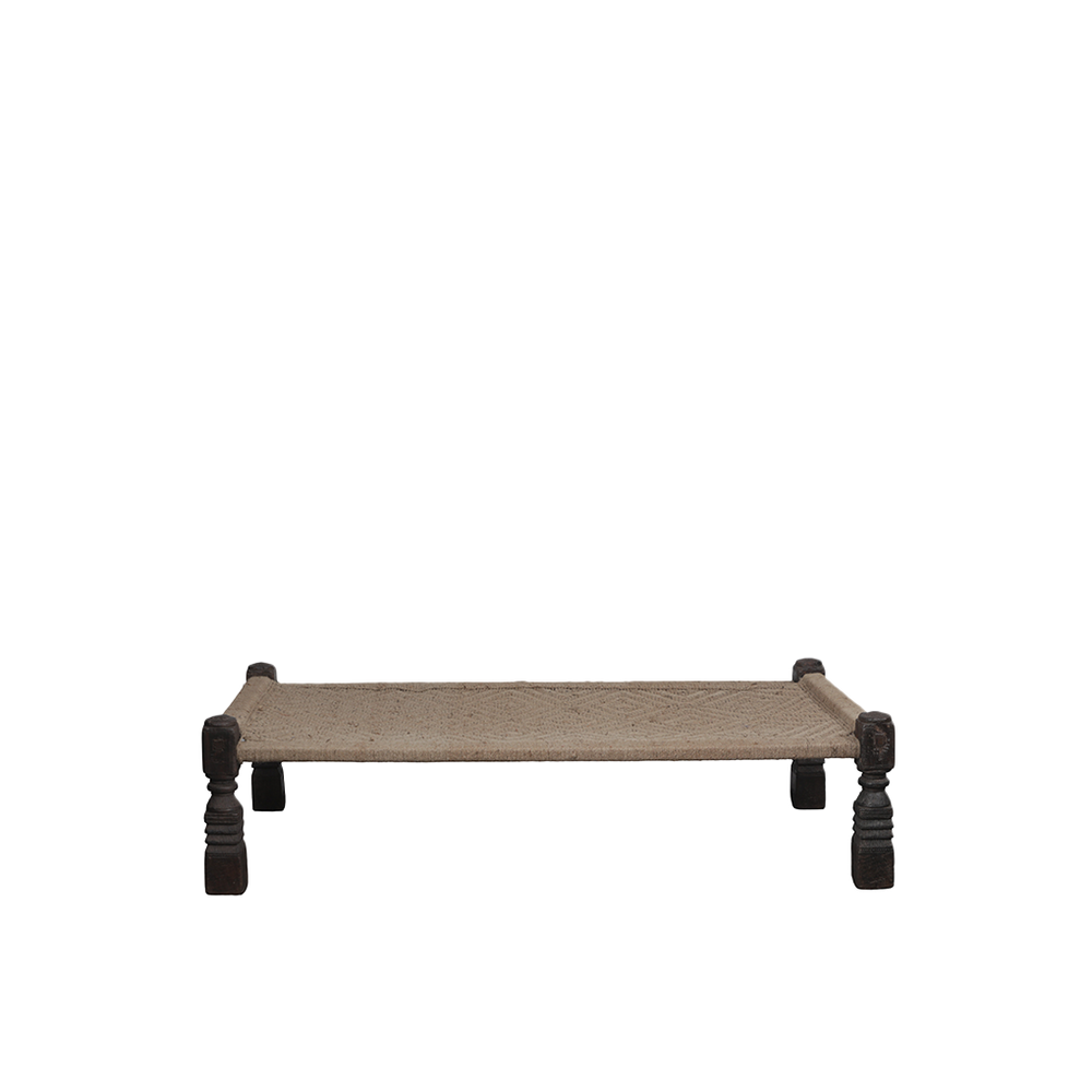 Cama india beige con bastidor negro y base tejida, patas torneadas