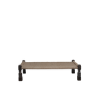 Cama india beige con bastidor negro y base tejida, patas torneadas