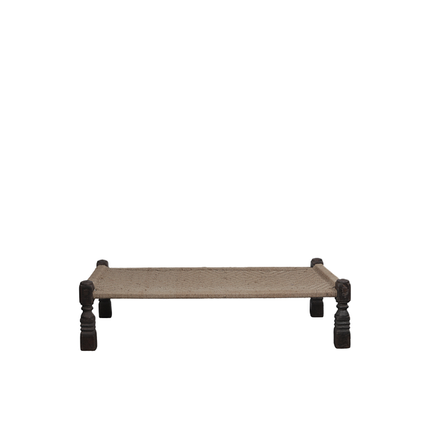 Cama india beige con bastidor negro y base tejida, patas torneadas