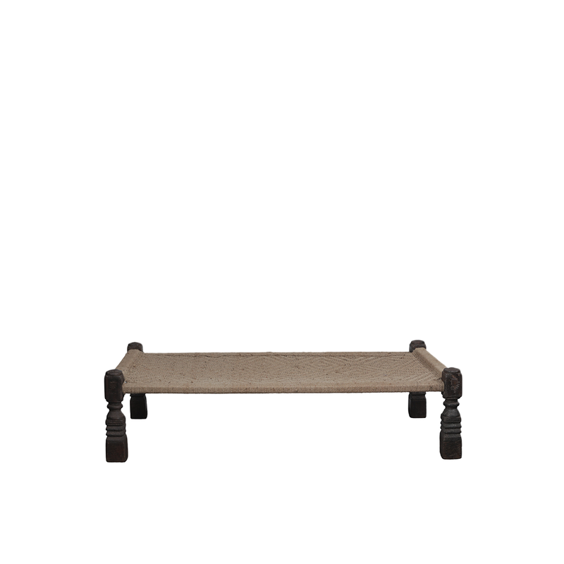 Cama india beige con bastidor negro y base tejida, patas torneadas