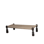 Cama india beige con base tejida y patas torneadas oscuras, vista lateral
