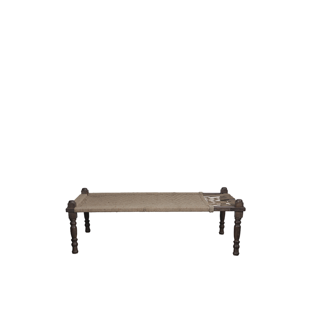 Cama india beige con base textil tejida y patas de madera oscura torneadas