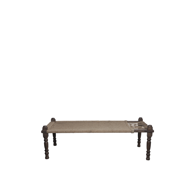 Cama india beige con base textil tejida y patas de madera oscura torneadas
