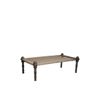 Cama india beige con barandas laterales de madera oscura y base tejida