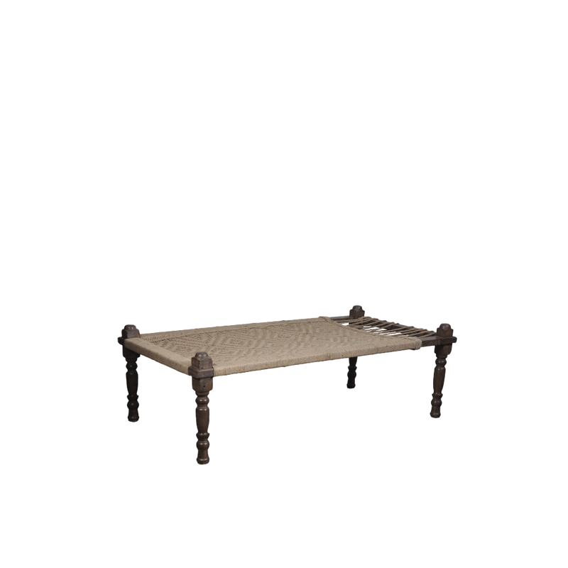 Cama india beige con barandas laterales de madera oscura y base tejida