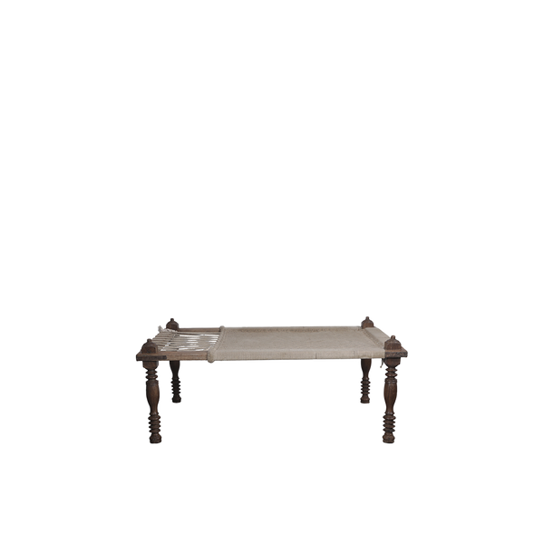 Cama india con estructura de madera oscura y colchón crudo de textura