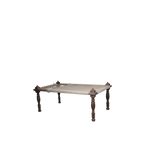 Cama india con base de madera oscura y superficie de tela cruda tejida