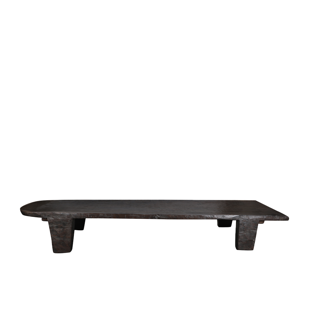 Mesa de centro de madera oscura con tablero rectangular y patas robustas en bloque