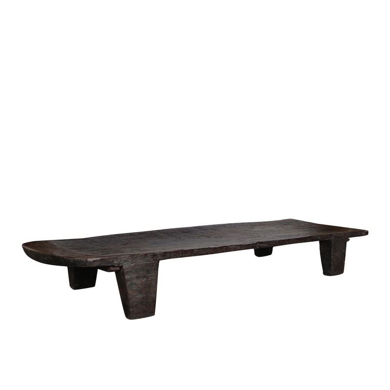Mesa de centro de madera oscura con tablero rectangular y cuatro patas bajas
