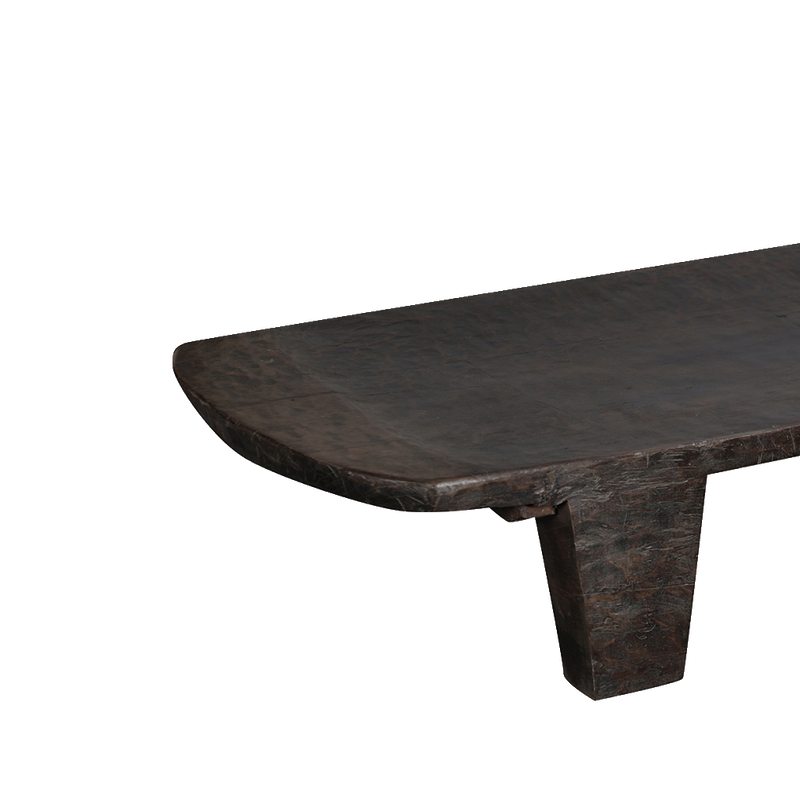 Mesa de centro de madera oscura, vista lateral del tablero y pata central