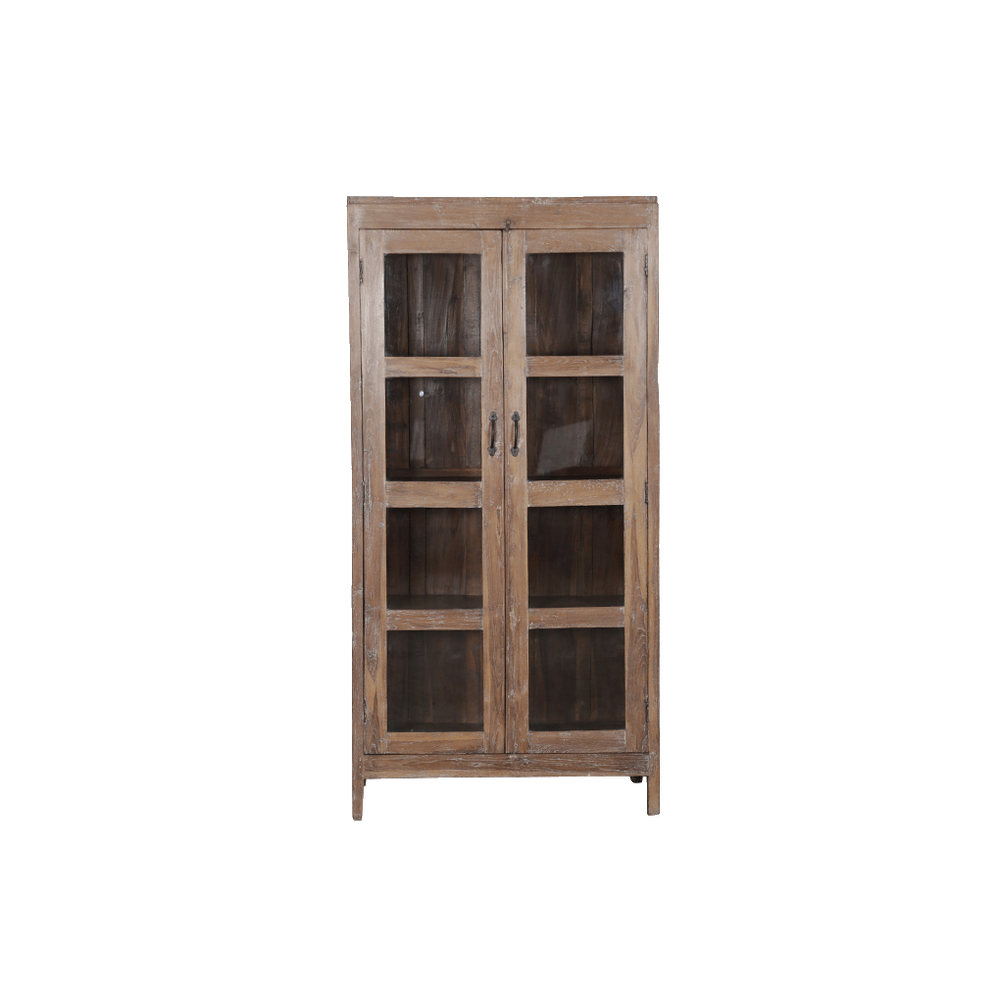 Vitrina de madera con puertas de cristal y estantes interiores.