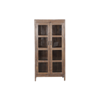 Vitrina de madera con puertas de cristal y estantes interiores.