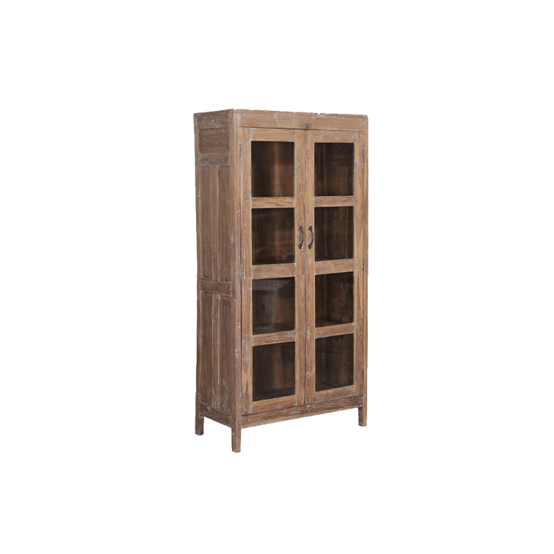 Vitrina alta de madera con puertas de cristal y estantes interiores.