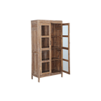 Vitrina de madera con panel lateral de cristal y estantes interiores.