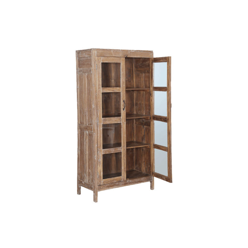 Vitrina de madera con panel lateral de cristal y estantes interiores.