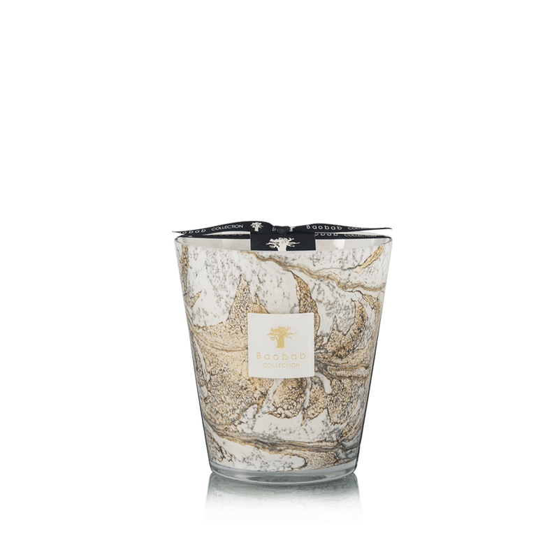 Vela en vaso de vidrio con patrón marmoleado crema y dorado, etiqueta al frente
